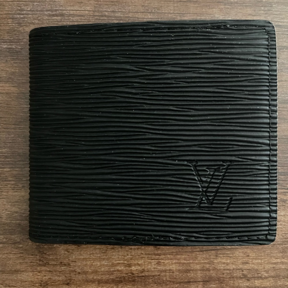 Black Bifold Textured Men's wallet comes with box and dust bag! - Picture 5 of 5